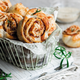 smördegsbullar, bruschettaskinka, sesamfrön, parmesan